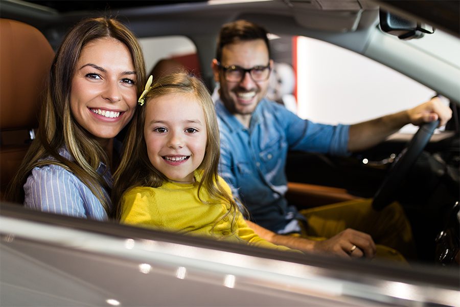 Famiglia felice protetta dall'assicurazione